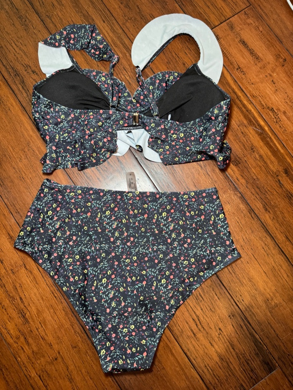 NWOT (2 PCS) Floral Ruffle Two-Piece swimsuit w/ Adjustable Straps + Back Buckle - Picture 7 of 12